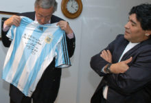 صورة بيع قميص مارادونا في مزاد بـ 55 ألف يورو لمساعدة  نابولي في مواجهة كورونا