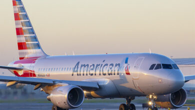 صورة شاهد: راكب يقتحم قمرة قيادة طائرة أمريكية