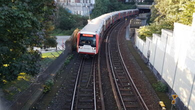 صورة شاهد: عراقي يعتدي على ركاب قطار بسكين في ألمانيا.. والشرطة تتدخل