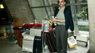 صورة عاش بمطار باريس 18 عاما وجسدت قصته في فيلم ذي تارمينال.. وفاة اللاجئ الإيراني مهران كريمي ناصري