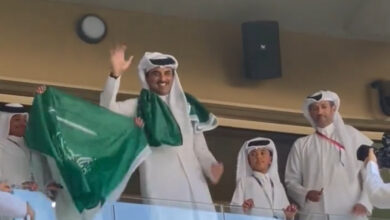 صورة شاهد: أمير قطر يرفع علم السعودية في مدرجات ملعب لوسيل لدعم الخضر ضد الأرجنتين
