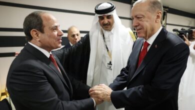 صورة التواصل الثنائي الأول.. إردوغان يصافح السيسي خلال افتتاح مونديال قطر