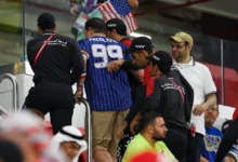 صورة طرد مشجع يحمل شعار المثليين من مدرجات مباراة إيران وأمريكا