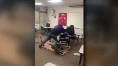 صورة شاهد: أستاذ يعتدي بالضرب على تلميذ داخل مدرسة أمريكية