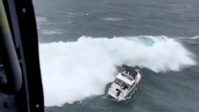 صورة شاهد: أمريكي سرق قاربا فقذفته الأمواج العاتية