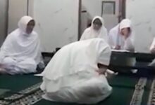 صورة شاهد: لحظة وفاة سيدة وهي تتلو القرآن بأحد مساجد إندونيسيا في رمضان