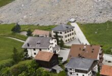 صورة انهيار أرضي يدمر عدة منازل في سويسرا