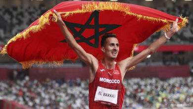صورة شاهد:العداء المغربي سفيان البقالي يصنع التاريخ مرة أخرى ويتوج بطلا للعالم في سباق 3000 متر