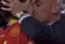صورة شاهد: قبلة.. تعكر فوز المنتخب الإسباني بمونديال السيدات وتشعل الجدل على مواقع التواصل