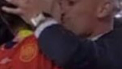 صورة شاهد: قبلة.. تعكر فوز المنتخب الإسباني بمونديال السيدات وتشعل الجدل على مواقع التواصل