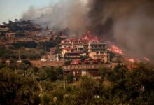 صورة شاهد: العثور على جثت محترقة في منطقة اجتاحتها حرائق الغابات باليونان