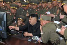 صورة زعيم كوريا الشمالية يتفقد قاذفات وقنابل ذات قدرات نووية ويلتقي وزير دفاع روسيا