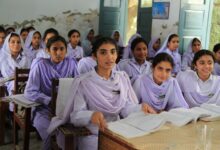 صورة عدوى فيروسية في العين تتسبب في إغلاق آلاف المدارس في باكستان