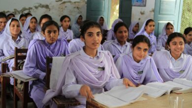 صورة عدوى فيروسية في العين تتسبب في إغلاق آلاف المدارس في باكستان