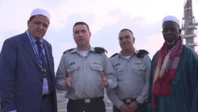 صورة “كلنا يهود هذا الأحد”.. إمام مسجد في فرنسا يشارك في مسيرة ضد معاداة السامية