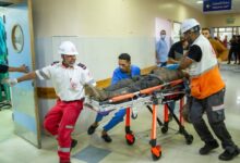 صورة منظمة الصحة العالمية تؤكد أن آلاف النازحين والمرضى لا يزالون بمستشفى الشفاء في غزة