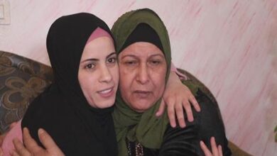صورة شاهد: الأسيرة روان في حضن أمها عقب 8 سنوات من الاعتقال في السجون الإسرائيلية