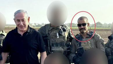 صورة تعرف على قصة لص إسرائيلي.. سرق أسلحة من غزة وانتحل صفة جندي والتقط صورا مع نتنياهو