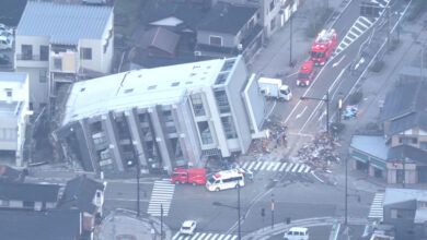 صورة اليابان يواصل الجهود لإنقاذ الناجين من الزلزال الذي قتل 30 شخصا